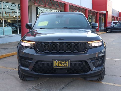 Used 2023 Jeep Grand Cherokee Altitude image 3