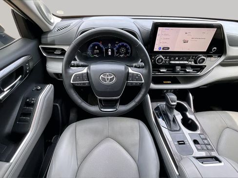 Used 2023 Toyota Highlander Limited FWD image 6