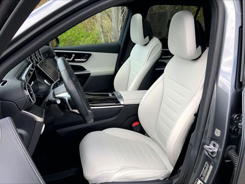 Used 2023 Mercedes-Benz GLC 300 4MATIC image 9