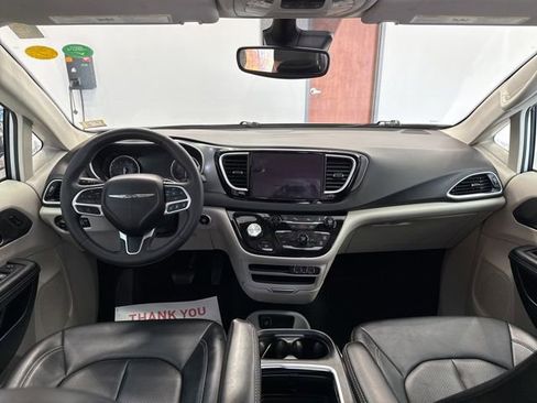 Used 2024 Chrysler Pacifica Touring-L image 41