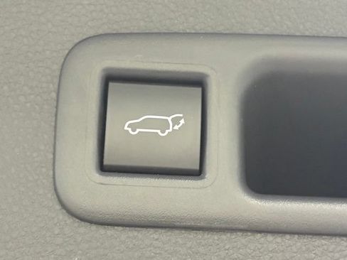 Used 2024 Toyota Highlander LE w/ Protection Package #3 (TMS) FWD image 9
