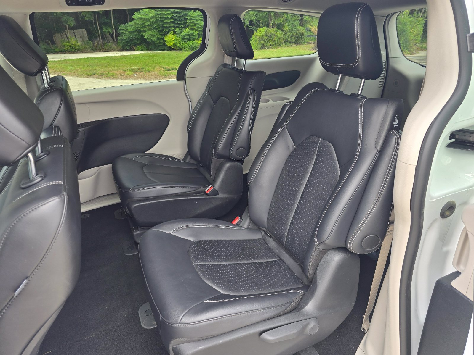 Used 2024 Chrysler Pacifica Limited FWD image 17