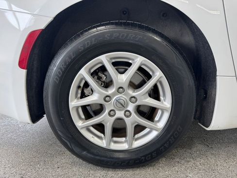 Used 2023 Chrysler Pacifica Touring-L FWD image 25