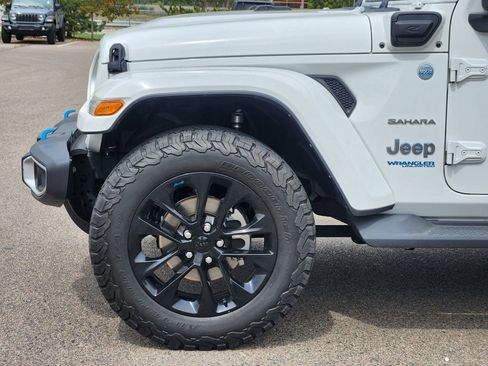 Used 2022 Jeep Wrangler Unlimited Sahara w/ Cold Weather Group AWD/4WD image 11