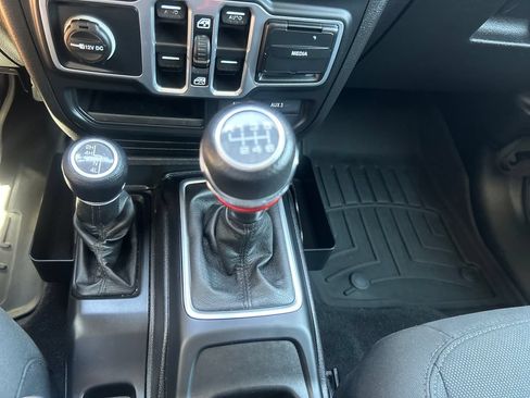 Used 2018 Jeep Wrangler Unlimited Sport S AWD/4WD image 23