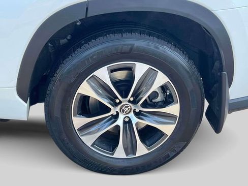 Used 2023 Toyota Highlander XLE image 12