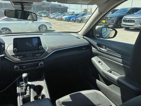 Used 2025 Nissan Altima 2.5 SV image 30