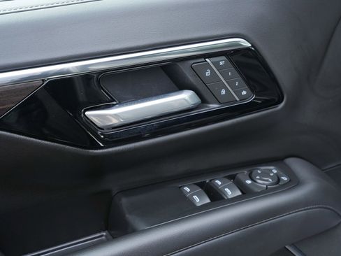 Used 2025 Chevrolet Suburban Z71 image 11