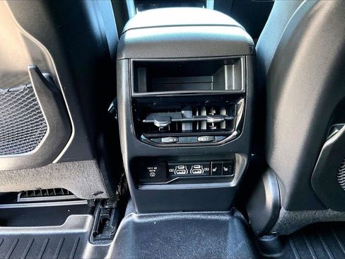 Used 2023 Jeep Grand Cherokee Limited w/ Black Appearance Package AWD/4WD image 17