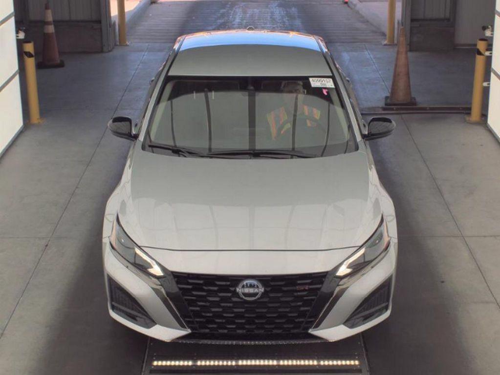 Used 2025 Nissan Altima 2.5 SR AWD/4WD image 2