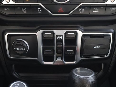 Used 2020 Jeep Gladiator Overland image 25