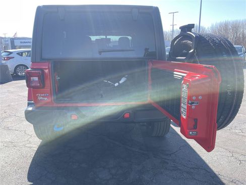 Used 2022 Jeep Wrangler Unlimited Sahara AWD/4WD image 22