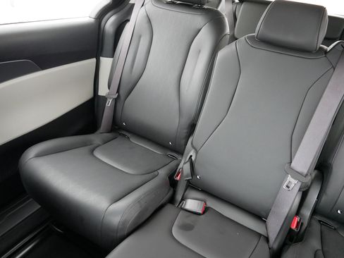 Certified 2024 Kia Carnival LX image 12