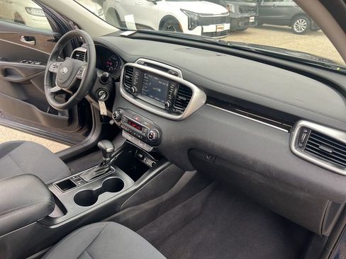 Certified 2019 Kia Sorento LX w/ LX Convenience Package image 20
