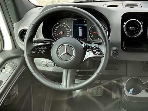 Used 2025 Mercedes-Benz Sprinter 2500 image 5