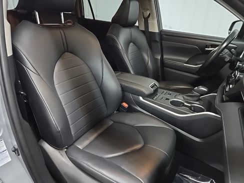 Used 2020 Toyota Highlander XLE AWD/4WD image 17