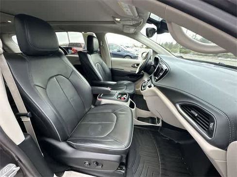 Used 2019 Chrysler Pacifica Limited w/ Advanced Safetytec Group image 25