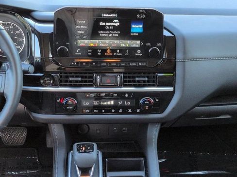Used 2025 Nissan Pathfinder SL w/ SL Premium Package FWD image 17