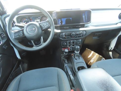Used 2024 Jeep Gladiator Sport AWD/4WD image 23