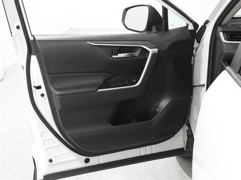 Used 2022 Toyota RAV4 XLE image 4