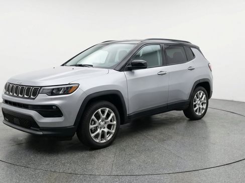 Used 2025 Jeep Compass Limited AWD/4WD image 3