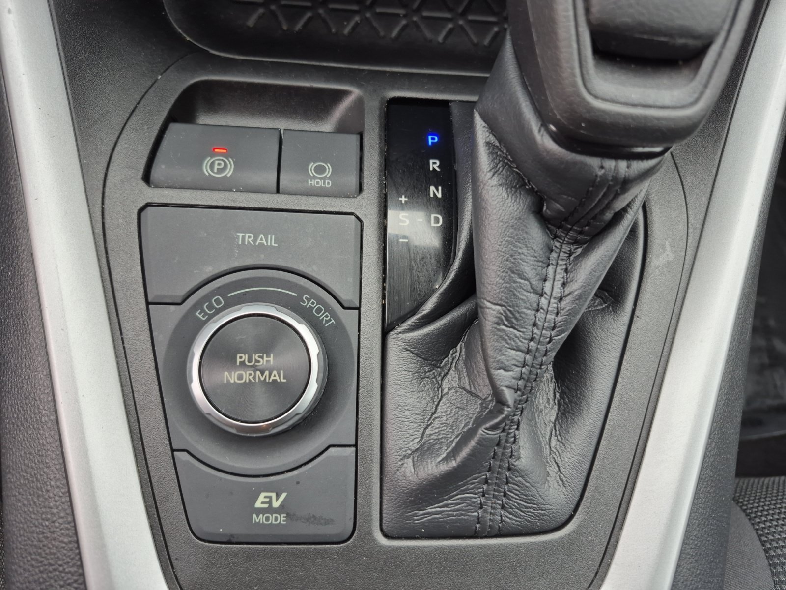Used 2020 Toyota RAV4 LE w/ All Weather Liner Package AWD/4WD image 32