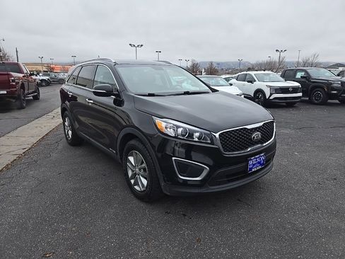 Used 2017 Kia Sorento LX image 3