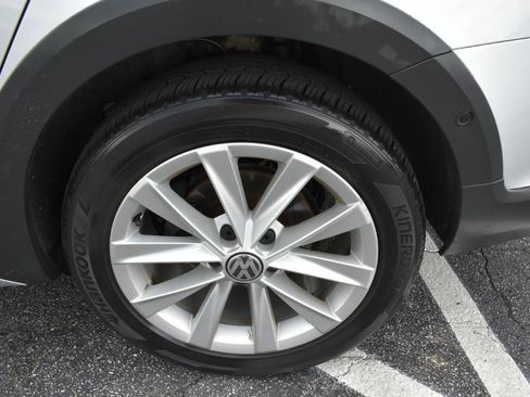 Used 2017 Volkswagen Golf Alltrack SE AWD/4WD image 32