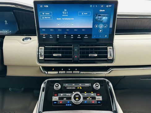 Used 2023 Lincoln Navigator Reserve AWD/4WD image 30