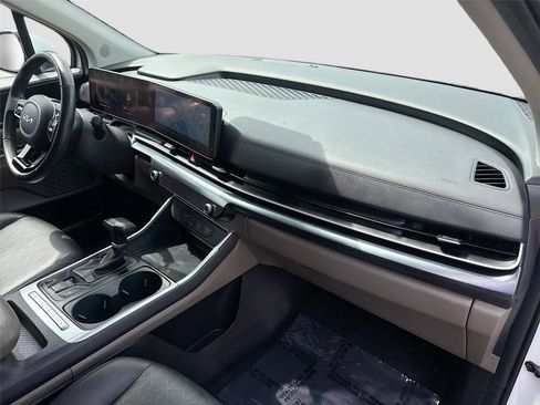 Used 2025 Kia Carnival FWD image 34