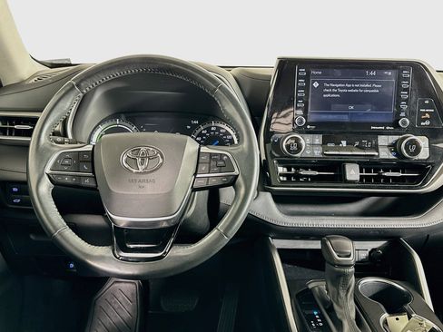 Used 2021 Toyota Highlander XLE AWD/4WD image 18