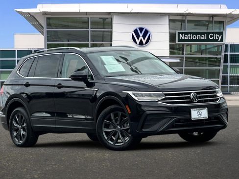 Used 2022 Volkswagen Tiguan SE w/ Panoramic Sunroof Package image 2