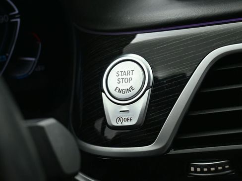 Used 2021 BMW 750i xDrive w/ Executive Package image 45