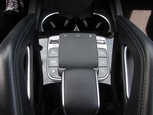 Used 2020 Mercedes-Benz GLE 450 4MATIC w/ MBUX Technology Package image 24