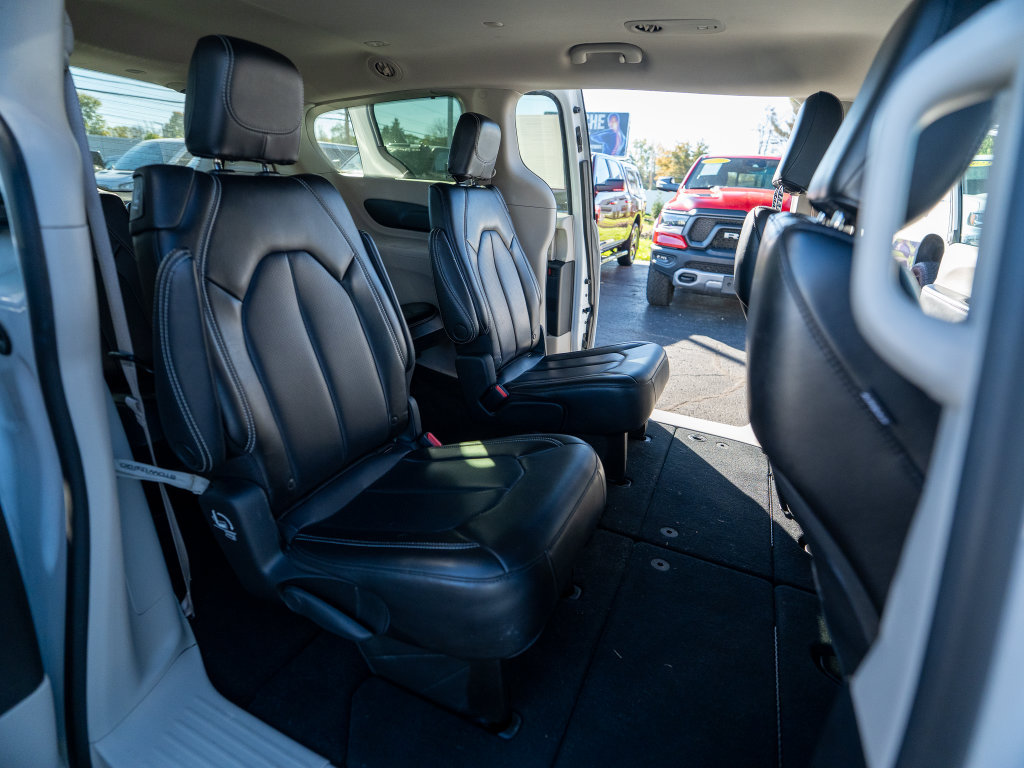 Used 2023 Chrysler Pacifica Touring-L FWD image 15