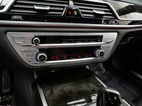 Used 2022 BMW 750i xDrive w/ M Sport Package image 26