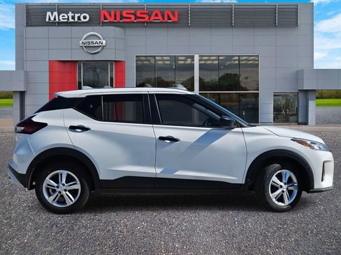 New 2025 Nissan Kicks Play S image 2