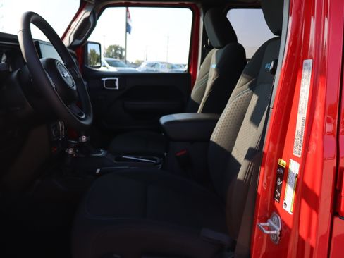 Used 2025 Jeep Wrangler Unlimited Rubicon 4xe w/ Safety Group AWD/4WD image 9