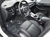 Certified 2024 Porsche Macan image 4