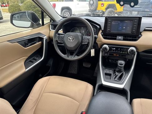 Used 2019 Toyota RAV4 LE image 15