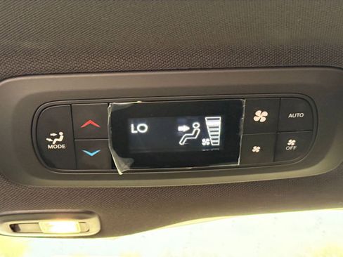 Used 2025 Chrysler Pacifica Limited image 27