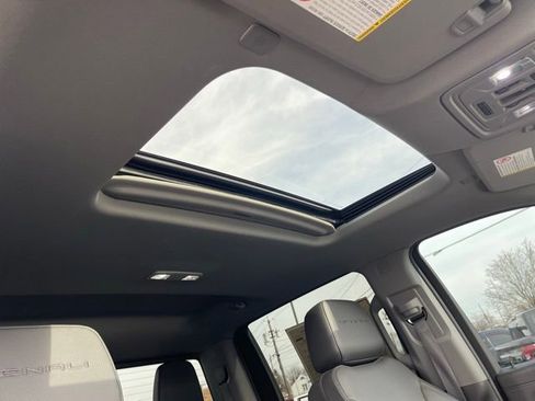 Used 2023 GMC Sierra 3500 Denali image 16