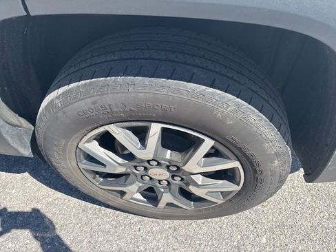 Used 2023 GMC Acadia SLE image 7