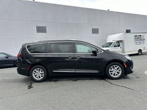Used 2020 Chrysler Pacifica Touring-L image 6