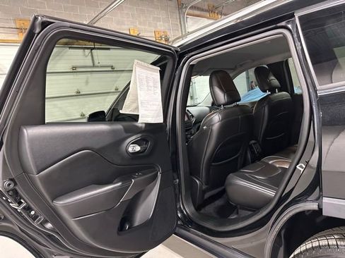 Used 2019 Jeep Cherokee Latitude Plus w/ Cold Weather Group AWD/4WD image 13