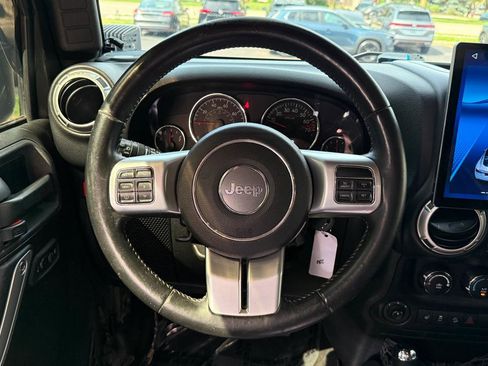 Used 2015 Jeep Wrangler Unlimited Rubicon AWD/4WD image 13