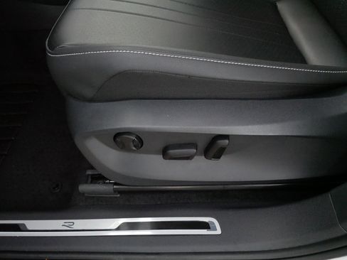 Certified 2024 Volkswagen Tiguan SE R-Line image 20