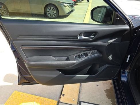 Used 2022 Nissan Altima 2.5 SR FWD image 12