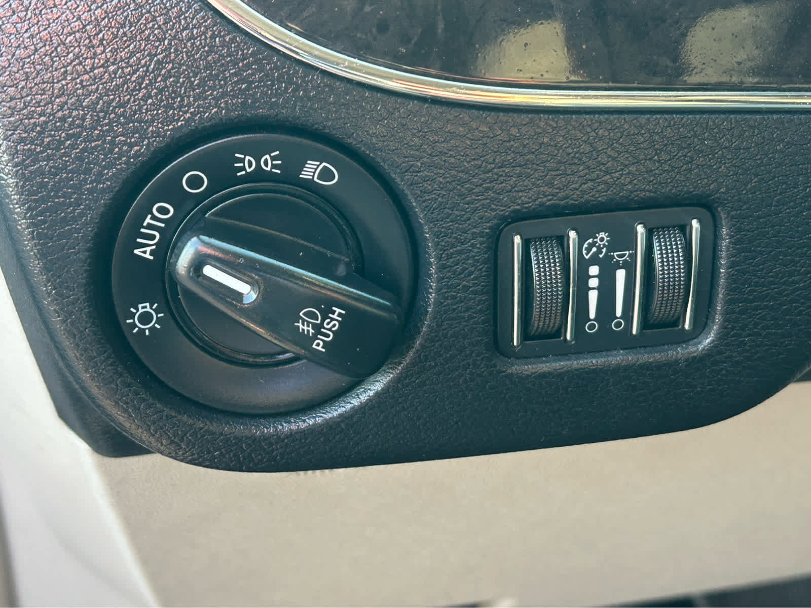 Used 2016 Chrysler Town & Country Touring FWD image 21