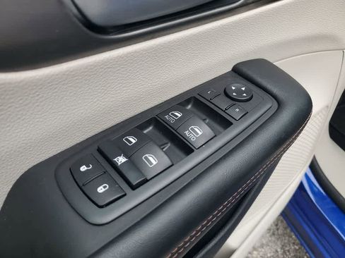 Used 2020 Chrysler Pacifica Touring w/ Tire & Wheel Group image 16